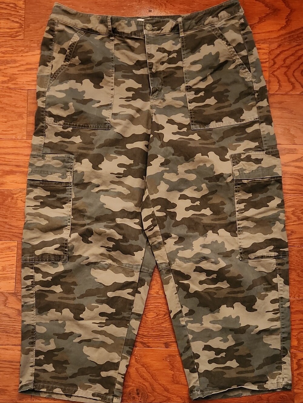 Universal Thread Women's Green Camo Cargo Pants